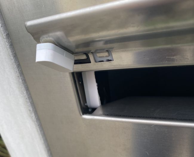 Mailbox flap with magnet